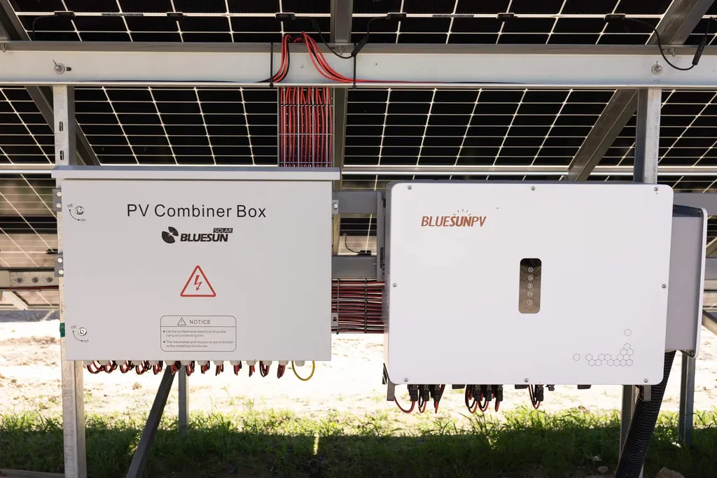 DC-шафа PV Combiner Box і стрінговий інвертор Bluesun на опорі столу