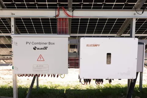 DC-шафа і стрінговий інвертор Bluesun на опорі столу СЕС в Овручі