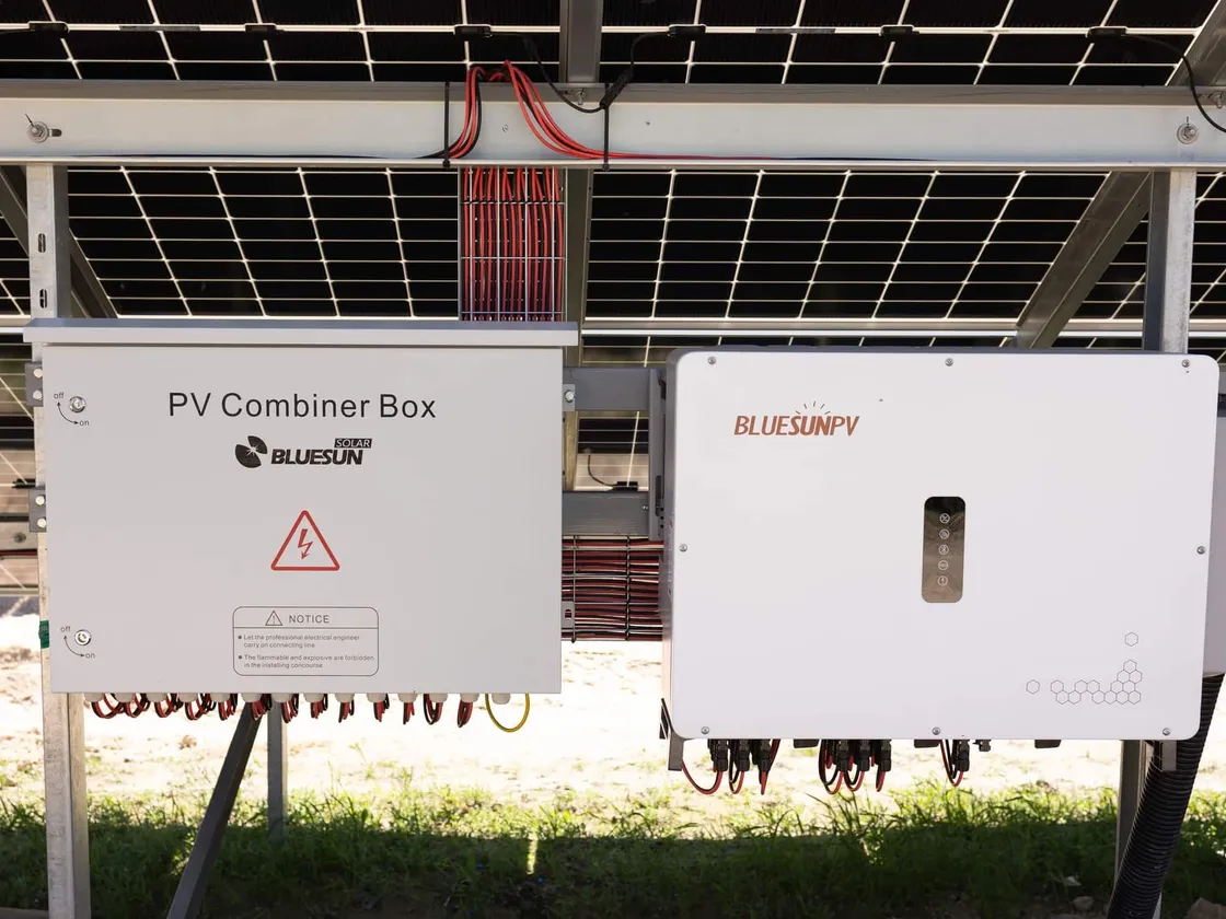 DC-шафа PV Combiner Box і стрінговий інвертор Bluesun на опорі столу